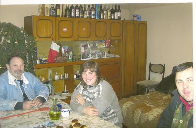 Hemma hos familjen Tesař. Från vänster Ladislav och Svetlana Tesař, Jozef Bůžek.
